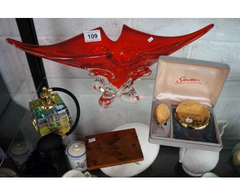 Glass perfume atomiser, studio glass vase, wooden card holder and boxed compact