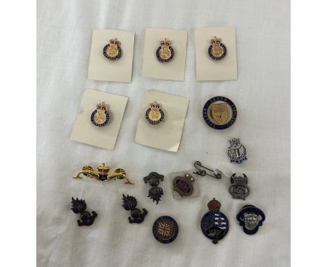 Selection of 16 vintage badges including Comrades of the Great War and original issue Civil Defence made by J R Gaunt 