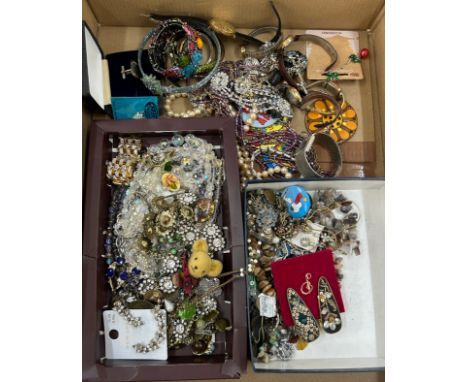 Box of vintage ladies costume jewellery 