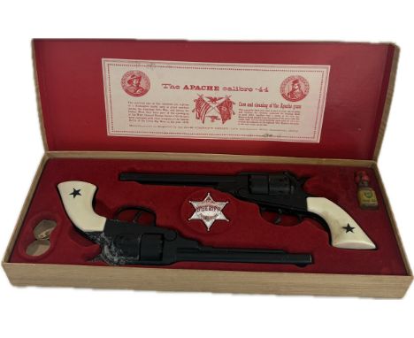Vintage toy cap gun boxed set, Apache Calibre .44 BCM Co, Derby. Some playwear