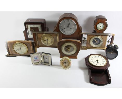 A collection of early 20th Century and later manual wind and Quartz mantle/carriage clocks (4) 