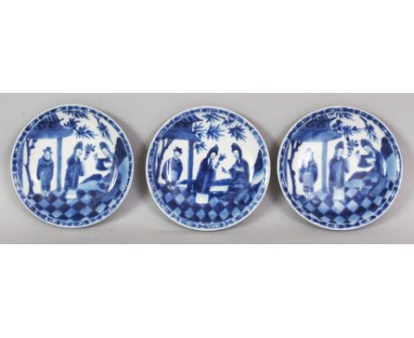 A GROUP OF THREE GOOD QUALITY CHINESE KANGXI PERIOD BLUE & WHITE PORCELAIN SAUCERS, circa 1700, each piece painted with terra