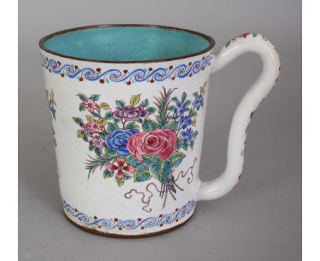 A 20TH CENTURY CHINESE CANTON ENAMEL MUG, the sides decorated with floral bouquets reserved on a white ground, the base with 
