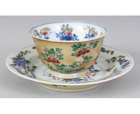 A SIMILAR GOOD QUALITY CHINESE KANGXI PERIOD FAMILLE VERTE & CAFE-AU-LAIT PORCELAIN TEABOWL & SAUCER, circa 1700, the teabowl