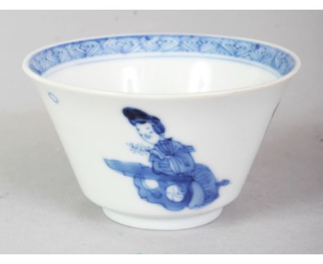 A FINE QUALITY CHINESE KANGXI PERIOD BLUE & WHITE PORCELAIN TEABOWL, circa 1700, painted with a seated lady observing a playi