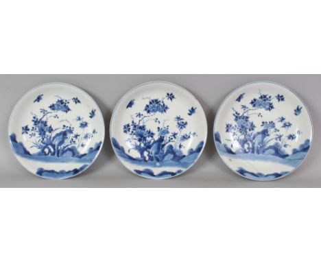 THREE SIMILAR GOOD QUALITY CHINESE KANGXI PERIOD BLUE & WHITE PORCELAIN SAUCER DISHES, circa 1700, each base with a six-chara