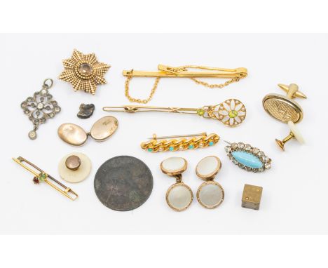 A collection of jewellery to include a bar brooch set with emerald and garnet, unraked yellow metal, stamped Tiffany & Co, la