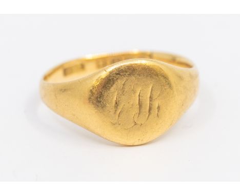 A Gent's 18ct gold signet ring, with oval top, size R1/2, weight approx 7.7gms   Further details: wear and tear commensurate 