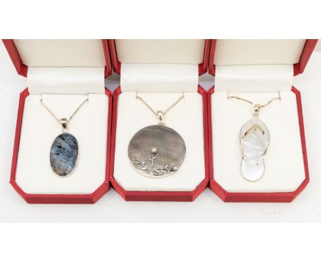 A collection of silver jewellery to include a mother of pearl pendant modelled as a flip flop, rough opal pendant and chain, 