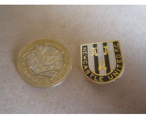 NEWCASTLE UNITED VINTAGE GILT BADGE
Not stamped