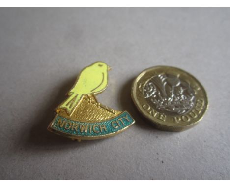 NORWICH CITY VINTAGE COFFER LONDON BADGE
Stamped Coffer London.
