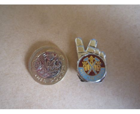 WEST HAM TWO FINGERS VINTAGE SILVER BADGE&nbsp;
Not stamped