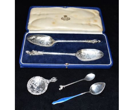 A COLLECTION OF SPOONS TO INCLUDE 19TH CENTURY SILVER A silver serving spoon with figural terminal and chased pattern to the 