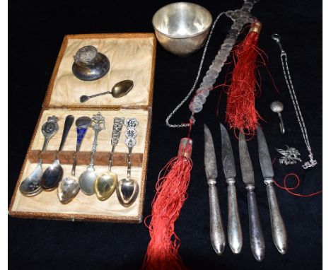 A COLLECTION OF DECORATIVE ITEMS TO INCLUDE SILVER AND CHINESE A silver teaspoon commemorating the Queens Golden Jubilee, a m