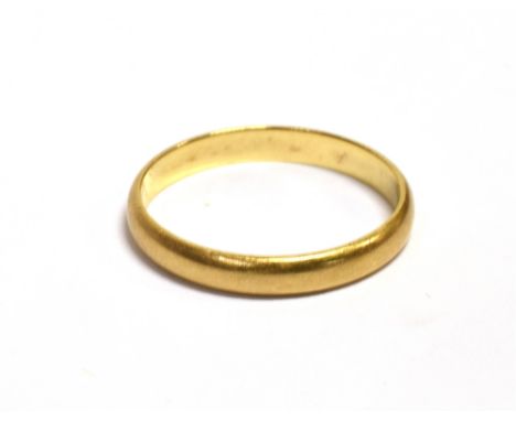 A STAMPED 750 YELLOW METAL BAND RING Size K, weight 1.7g