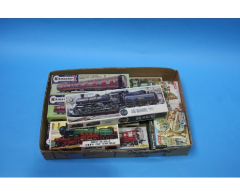 Collection of Kitmaster and Airfix '00' scale models etc.