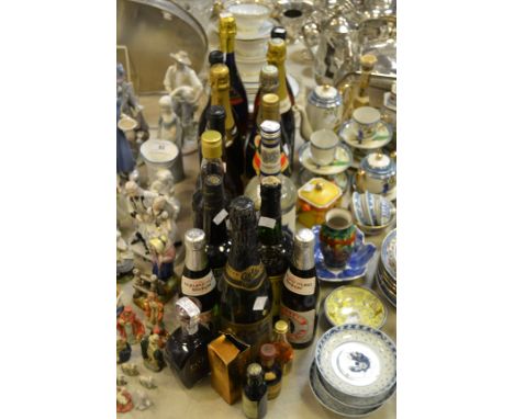Wine and Spirits - a Moet & Chandon  bottle of Champagne; others; Vodka; Sparkling Wines;  etc (19)