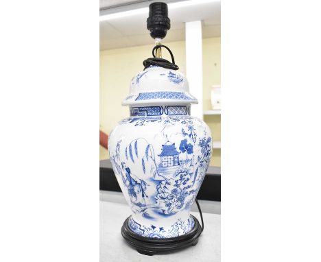 A modern Franklin Mint fine porcelain 'The Willow' pattern lamp, height to top of fitment 46cm.