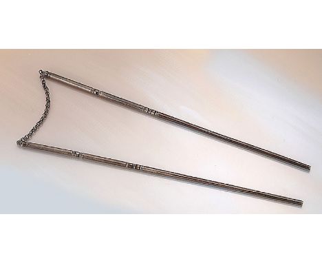 Essstäbchen, China um 1900, Silber gepr.,   verbunden mit Kettchen, L. ca. 22 cmChopsticks, China approx. 1900  , silver test