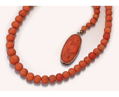 Kette aus Korallenkugeln,   Schließe mit Korallenkamee, Italien um 1870, Schließen- Montur GG 333/000 gepr., Kamee mit Frauen