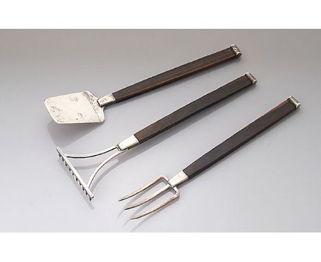 3 Miniaturgartengeräte, um 1950/60, Dänemark,   835er Silber und Makasar, best. aus: Schaufel, Gabel und Rechen, L ca. 30 cm3