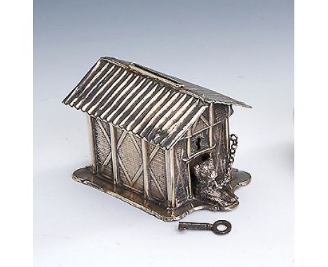 Deckelspardose, Frankreich wohl 1880,   Silber, Hundehütte auf Sockel im Fachwerkstil,Vorderseite mit Wachhund an Kette, mit 