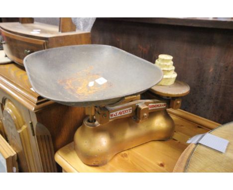 Set of vintage scale Avery