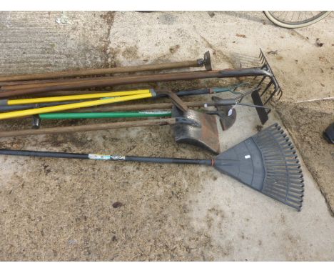 Group of garden tools to include rakes, hoes edgings tools etc