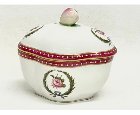 A Richard Ginori ‘Orlik’ porcelain trinket box. Made in Italy. 12x10cm 