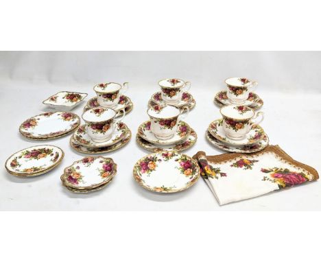 27 pieces of Royal Albert Old Country Roses, teacups and saucers, etc. 