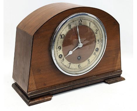 A vintage mantle clock with key and pendulum. 29x21cm 
