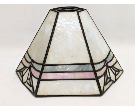 A Tiffany style lamp shade. 25x18cm 