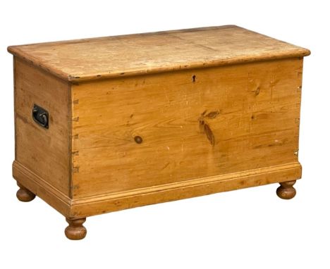 A Victorian pine trunk. 101x53x60cm 