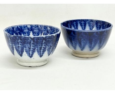 A pair of 17th century Emperor Kangxi blue and white pottery Chinese bowls. Qing Dynasty (1654-1722) 10.5x6cm. 