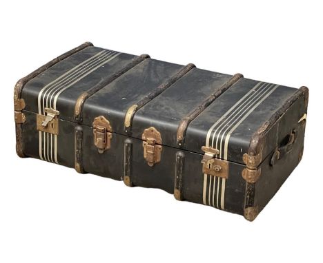 A vintage trunk. 92x53x32cm 