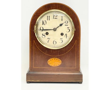 A large Edwardian inlaid mahogany mantle clock with key and pendulum. 21.5x13x30.5cm 