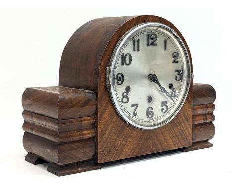 A vintage Art Deco mantle clock with pendulum. 31x22cm 