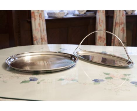 AN ELECTROPLATE ENGINE TURNED CIRCULAR SALVER, 15" DIAMETER, AN ELECTROPLATE OVAL SERVING TRAY WITH TWO STRAND WIRE PATTERN H