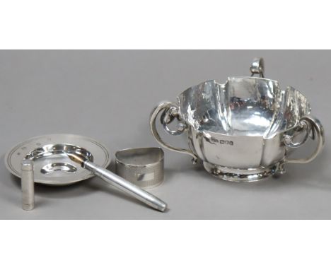 An Edwardian&nbsp;silver three-handled sugar bowl with planished&nbsp; surface &amp; on round pedestal foot, 12.5cm diameter,