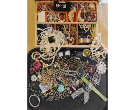 A jewellery box full of vintage costume jewellery to include a spider brooch, acrylic and titanium bangle and other items Con