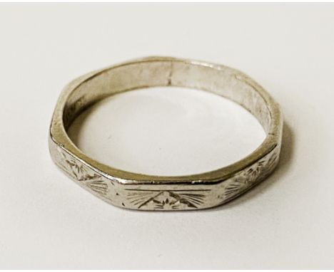 PLATINUM RING - SIZE L/M 3.4 GRAMS 
