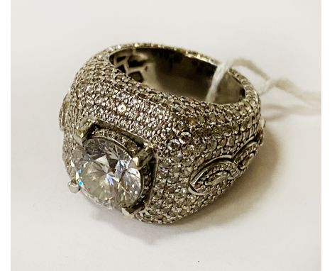 GENTS WHITE GOLD &amp; HEAVILY DIAMOND ENCRUSTED RING WITH A CENTRE DIAMOND APPROX 3.5 CARATS (VISUALLY) - DIAMOND 10MM DIAME