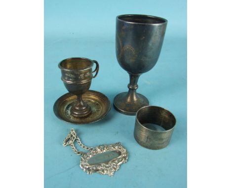 An engine turned silver napkin ring, Birmingham 1919, two small silver trophy cups and a pin tray, ___6oz.