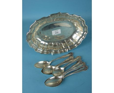 An American Sterling silver serving dish of oval shape with Chippendale border, 26 x 18cm, stamped STERLING CHIPPENDALE by Fr