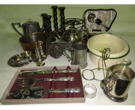 A box containing a miscellaneous selection to include three late 19th/early 20th century graduated tin lined copper saucepans