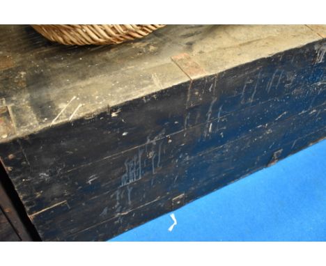 A vintage wooden storage trunk with lift lid, width approx. 113cm