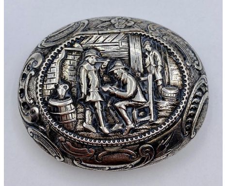 A silver snuff box with tavern decoration, hallmarked for 1900. (7cm long)