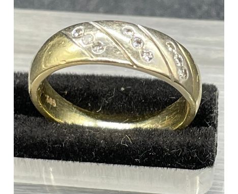 A gold ring marked 585 and with a total weight of 4.9g