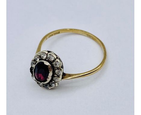 A 9ct gold ring in a daisy style.AF