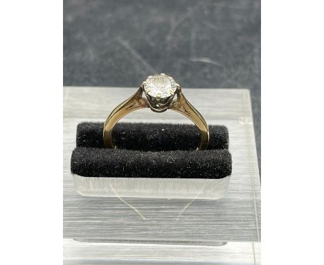 A 9ct gold ring, (Total weight 2g)